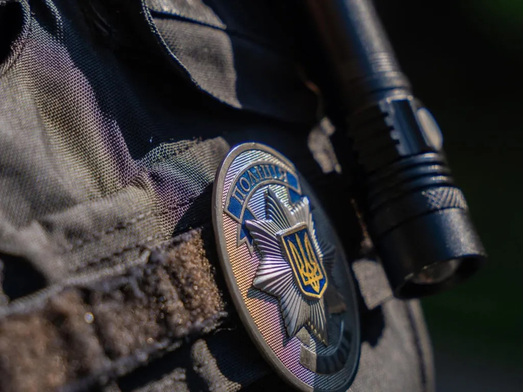 Нагрудний знак поліції України крупним планом