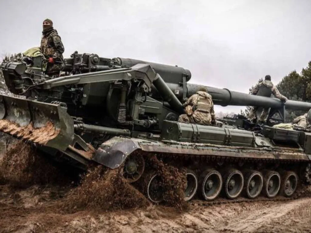 Військові на самохідній артилерійській установці в полі