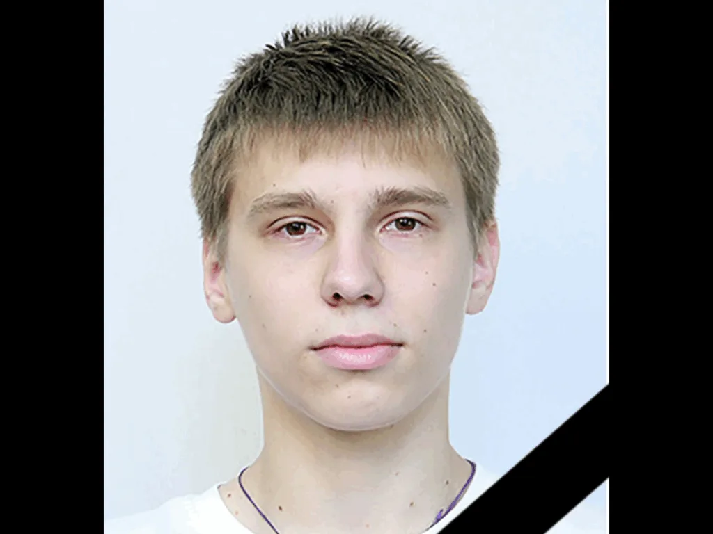 Портрет молодого чоловіка на білому тлі