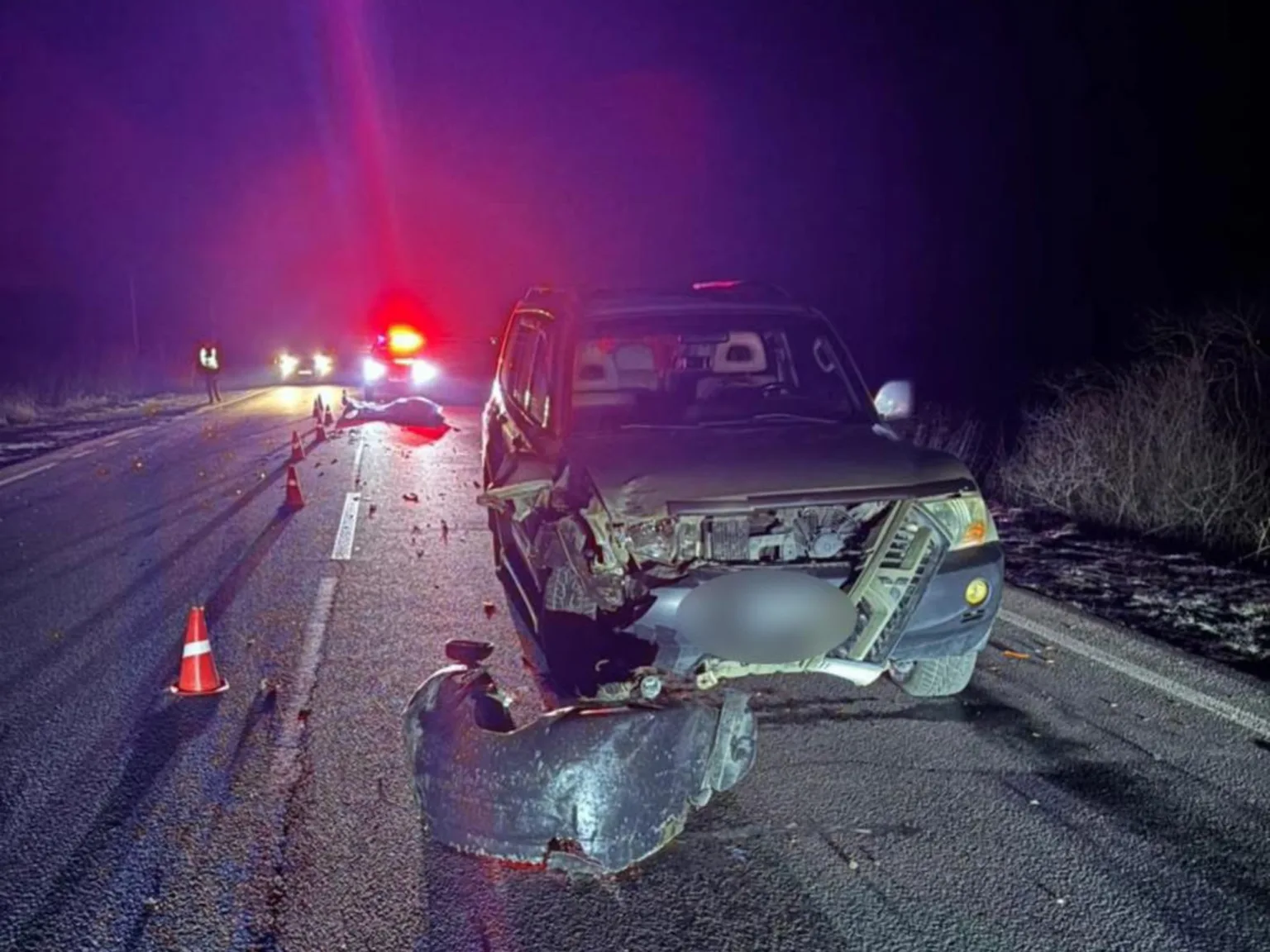 Нічна дорожньо-транспортна пригода з пошкодженим автомобілем