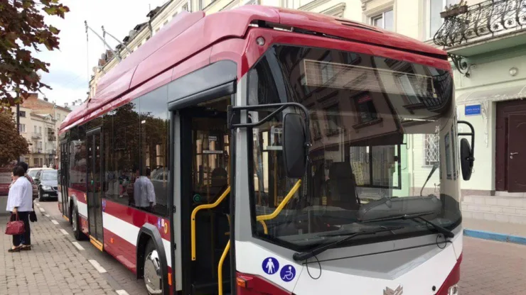 Червоний тролейбус на міській вулиці