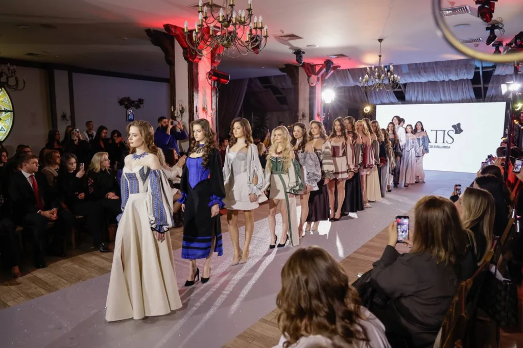 Модний показ із моделями у вишиванках на подіумі