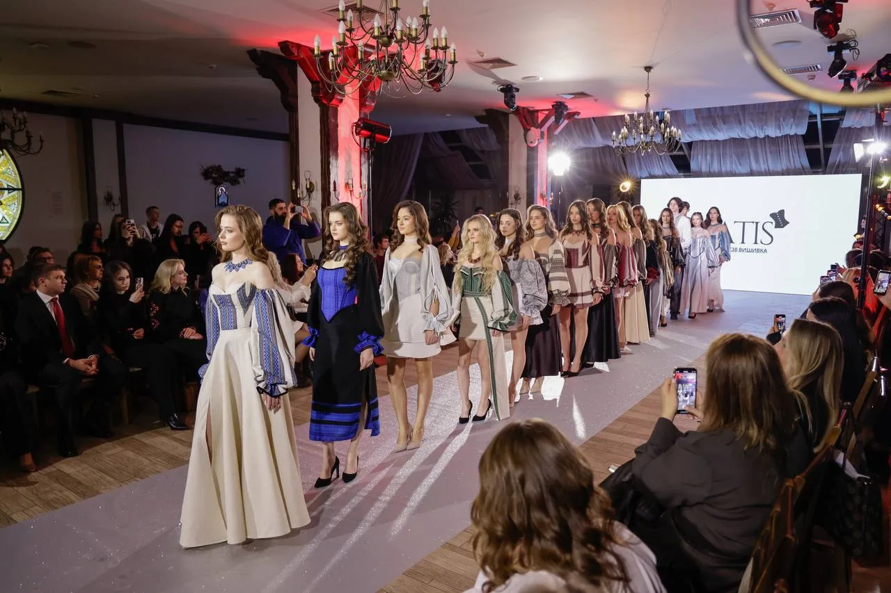 Модний показ із моделями у вишиванках на подіумі