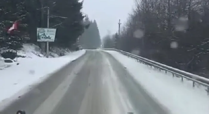 Засніжена дорога серед зимового лісу