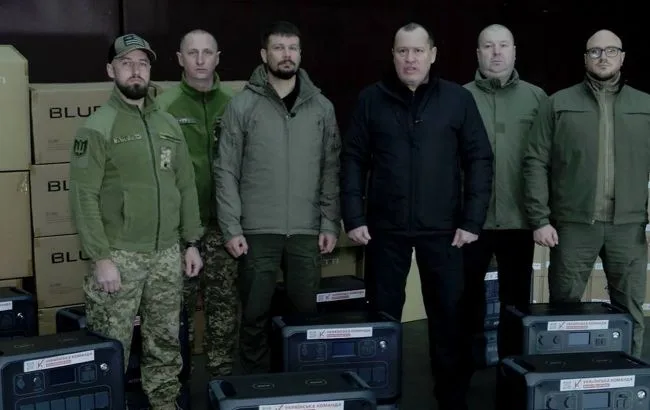 Військові отримують обладнання на складі