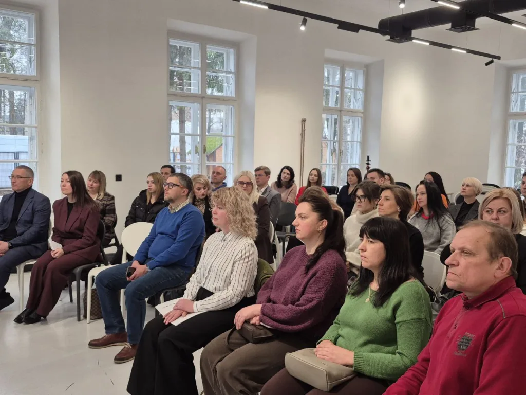 Люди слухають презентацію у світлій залі