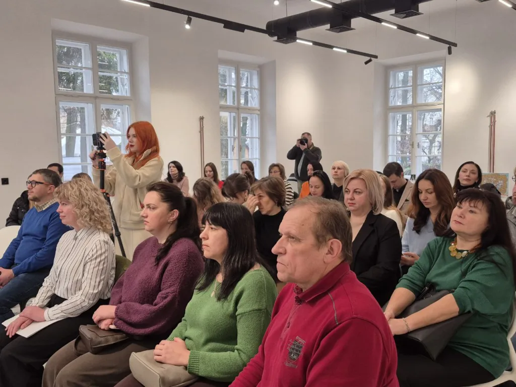 Люди слухають презентацію у світлій залі