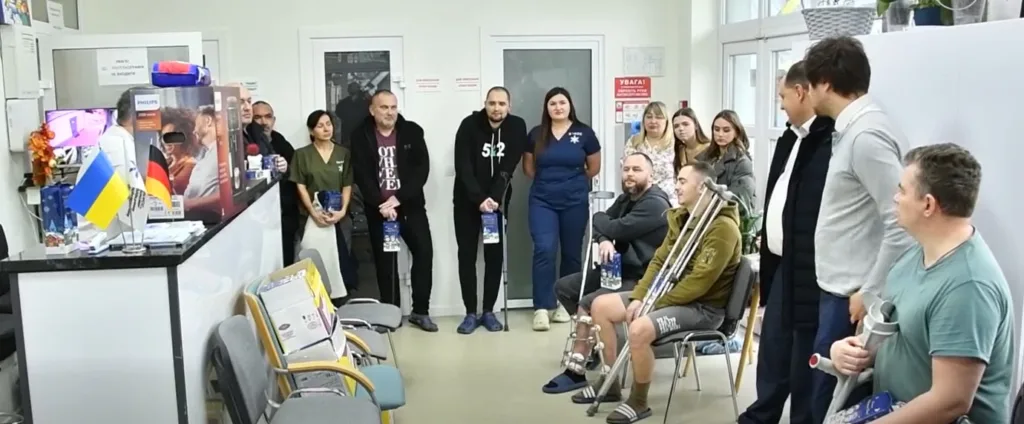 Група людей у медичному центрі з милицями