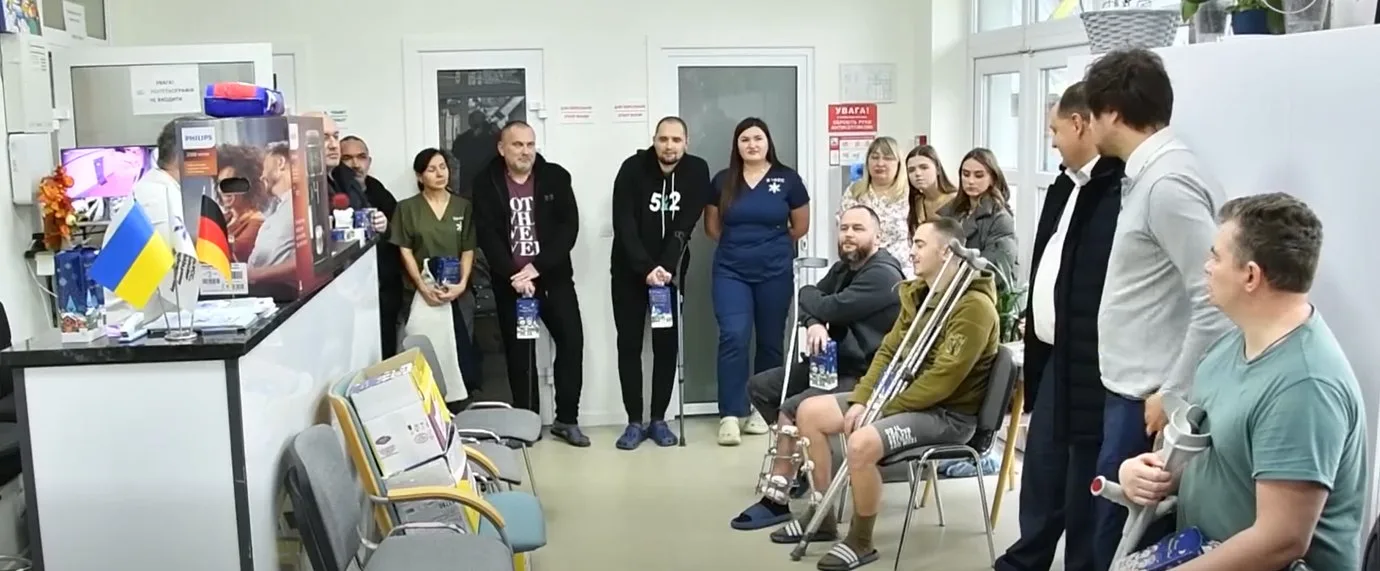 Група людей у медичному центрі з милицями