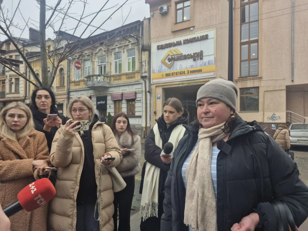 Журналісти беруть інтерв’ю на вулиці міста