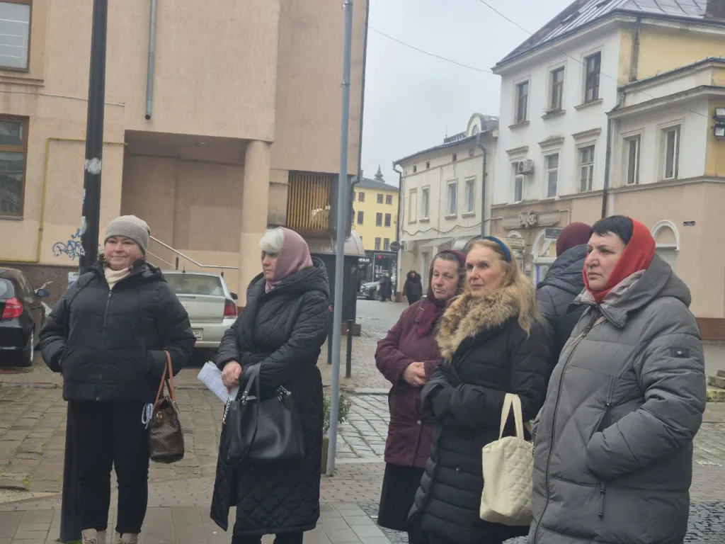 Група жінок стоїть на вулиці міста