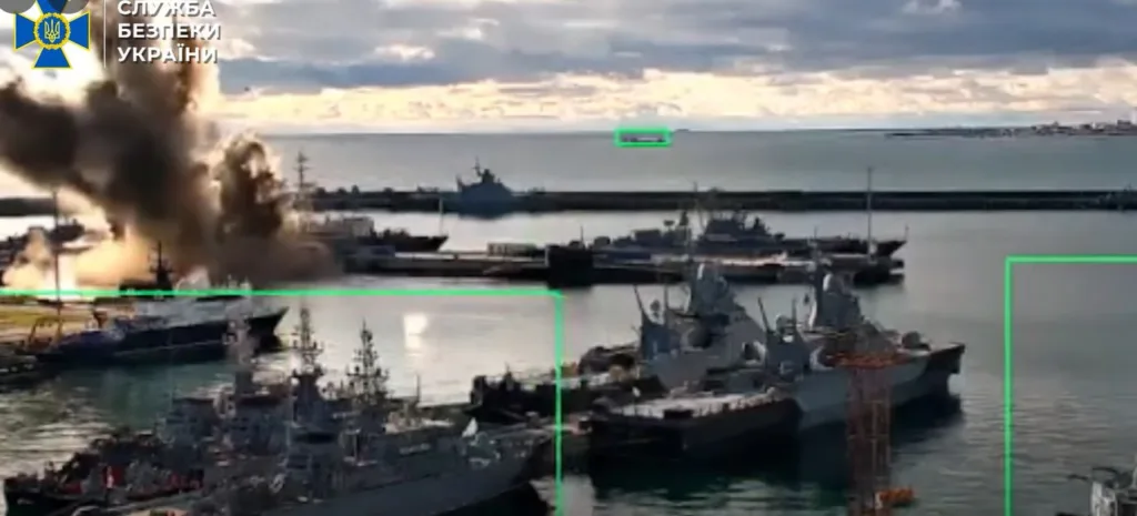 Вибух у військовому порту біля кораблів