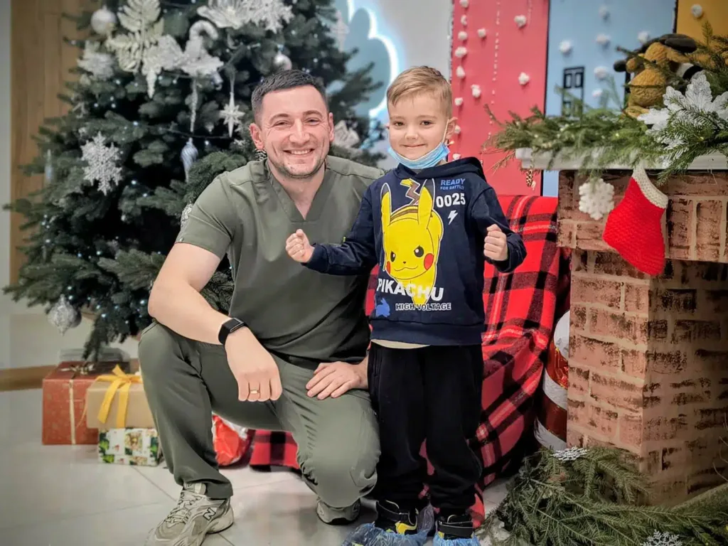 Чоловік і хлопчик біля різдвяної ялинки