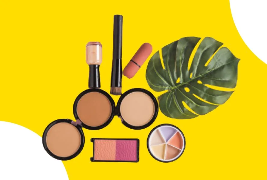 Косметика та лист монстери на жовтому фоні