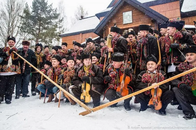 Українські музиканти в традиційному зимовому одязі
