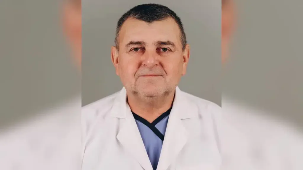 Портрет усміхненого лікаря в білому халаті