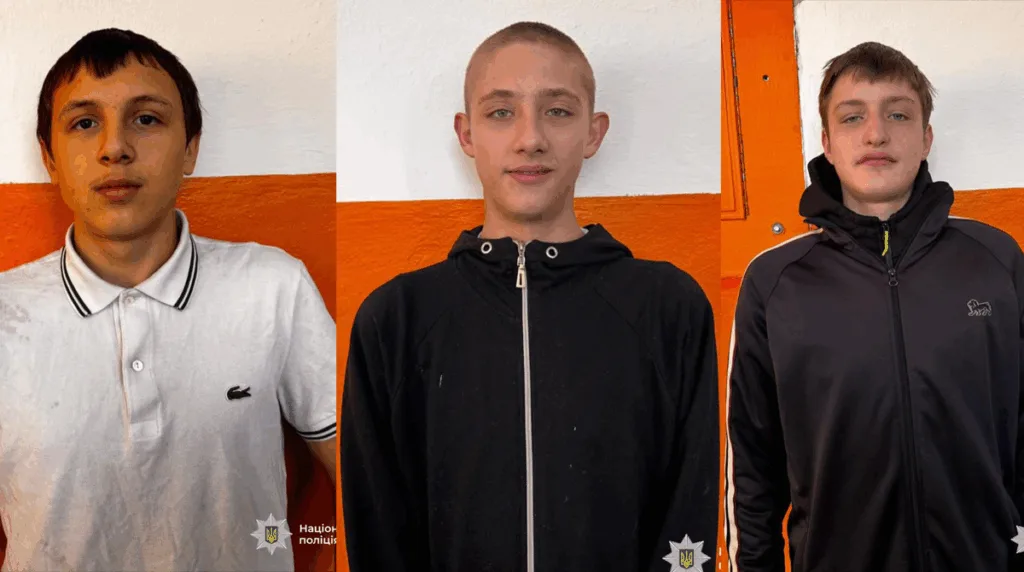 Троє молодих чоловіків перед помаранчево-білою стіною