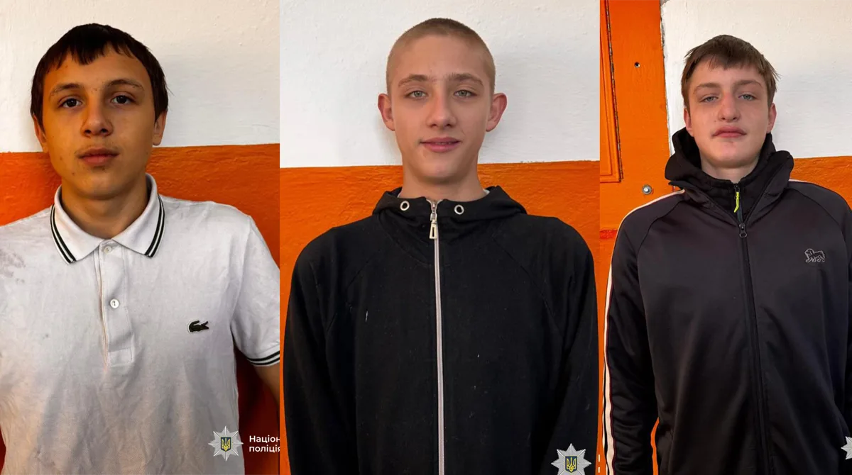 Троє молодих чоловіків перед помаранчево-білою стіною