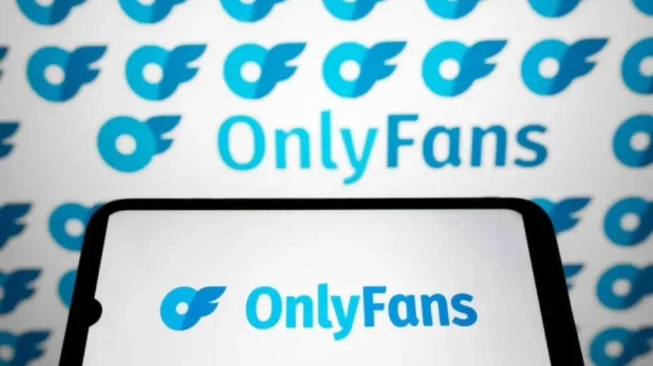 Логотип платформи OnlyFans на екрані телефона