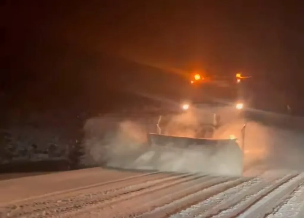 Снігоочисна машина чистить дорогу вночі