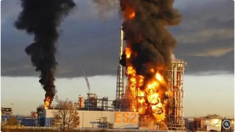 Пожежа на промисловому заводі з чорним димом