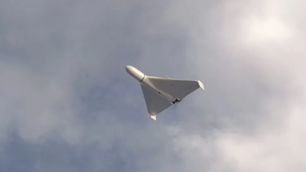 Безпілотник летить у хмарному небі