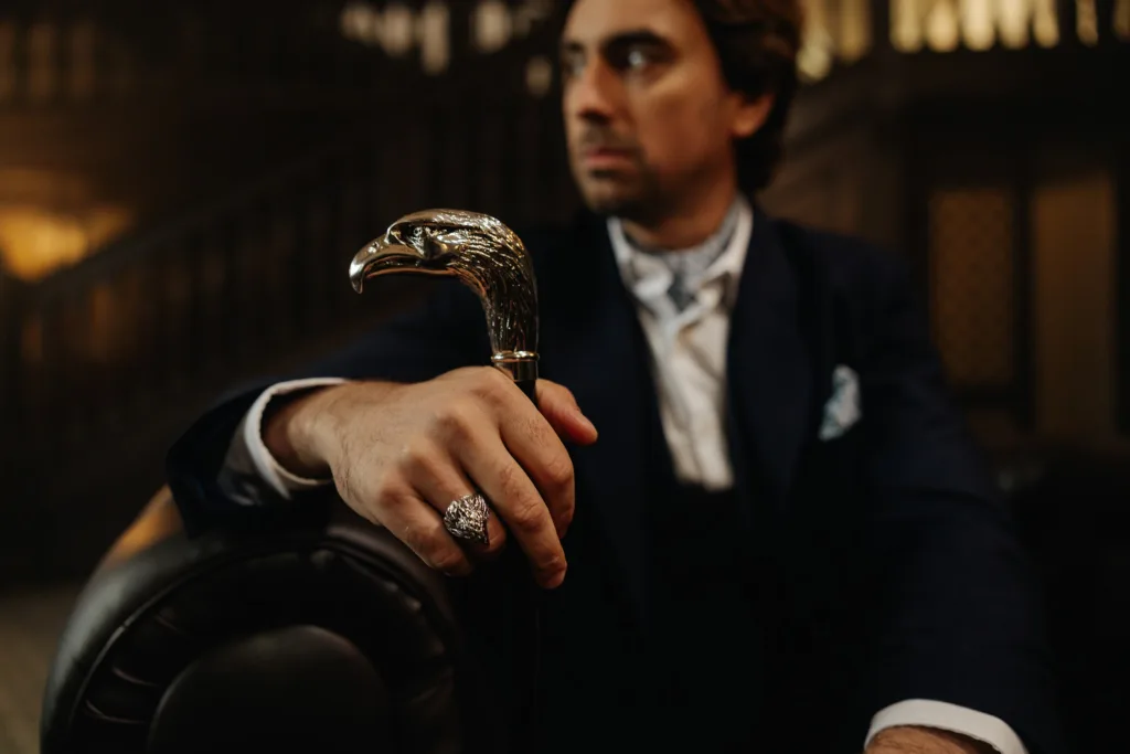 Чоловік тримає тростину з голову орла