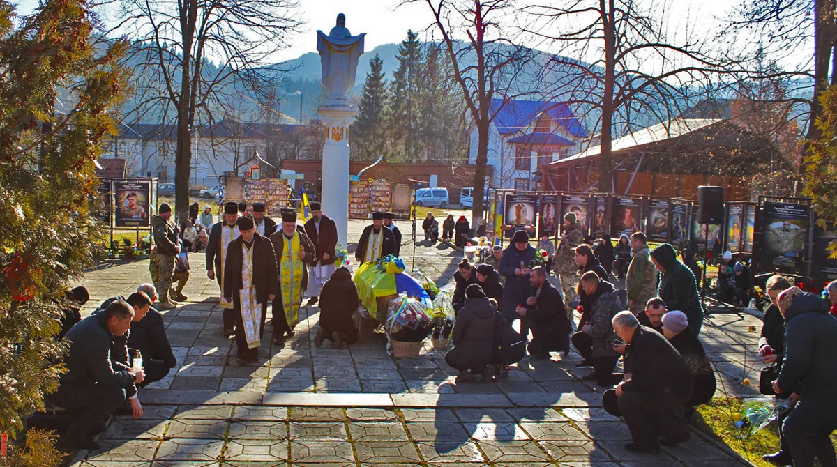 Прощання з воїном біля пам'ятника Героям України