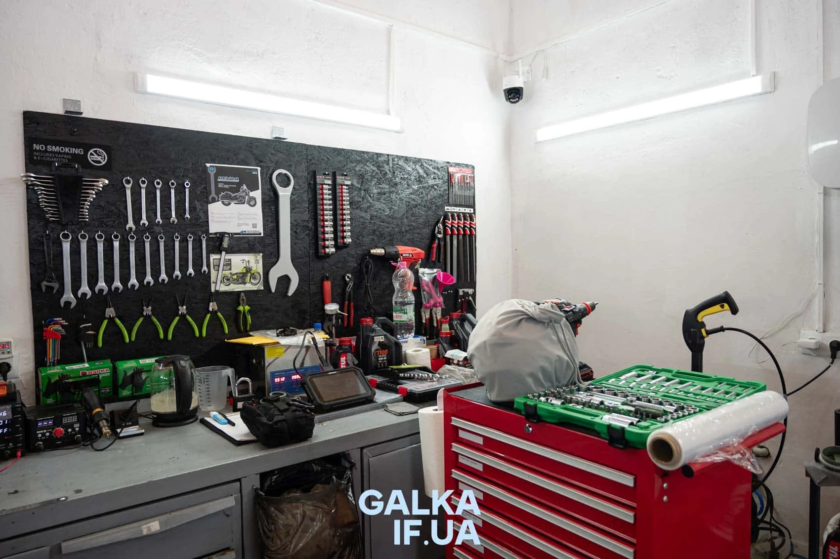 Майстерня з інструментами та обладнанням на столі