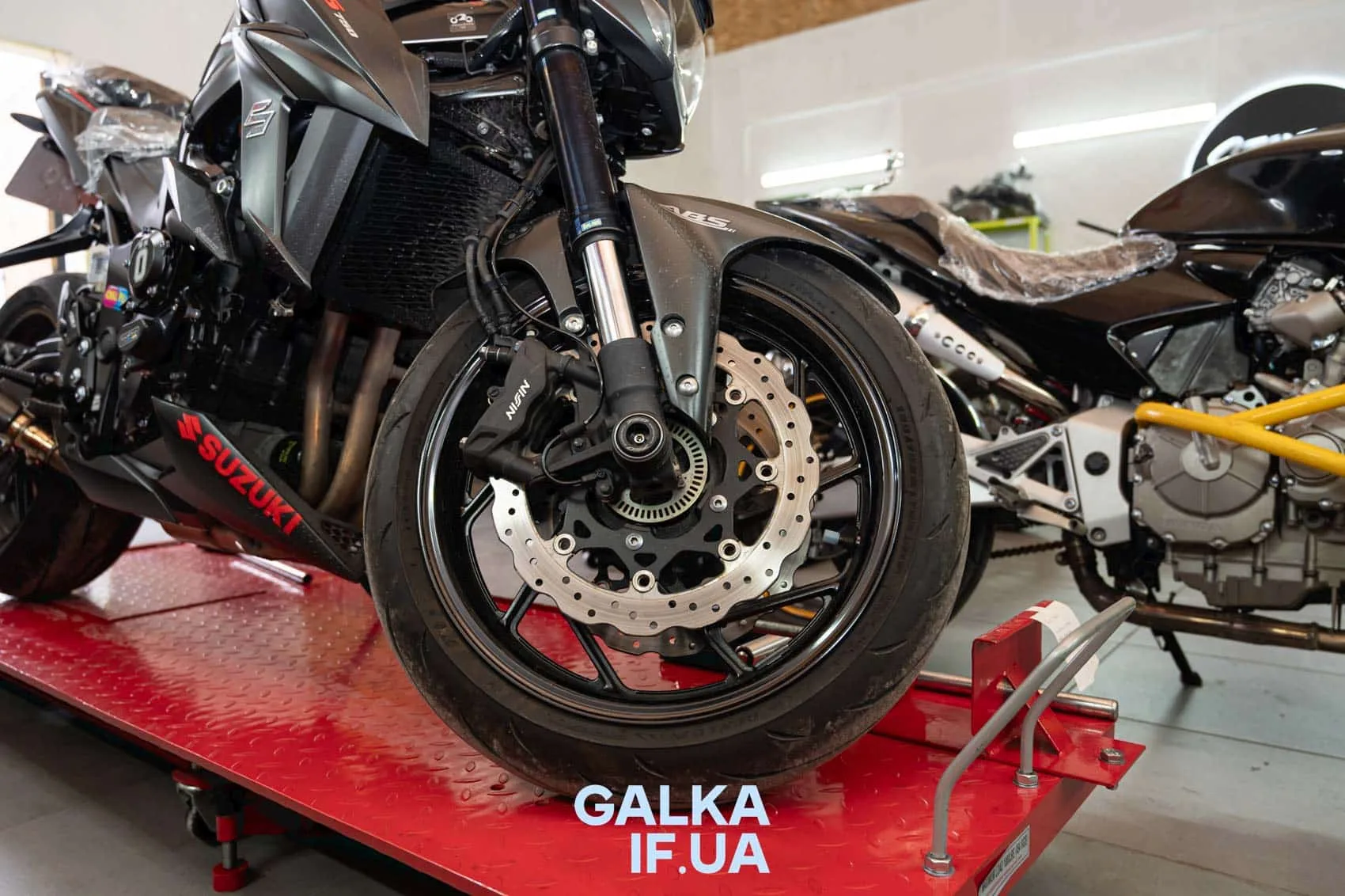 Мотоцикл Suzuki на стенді в майстерні