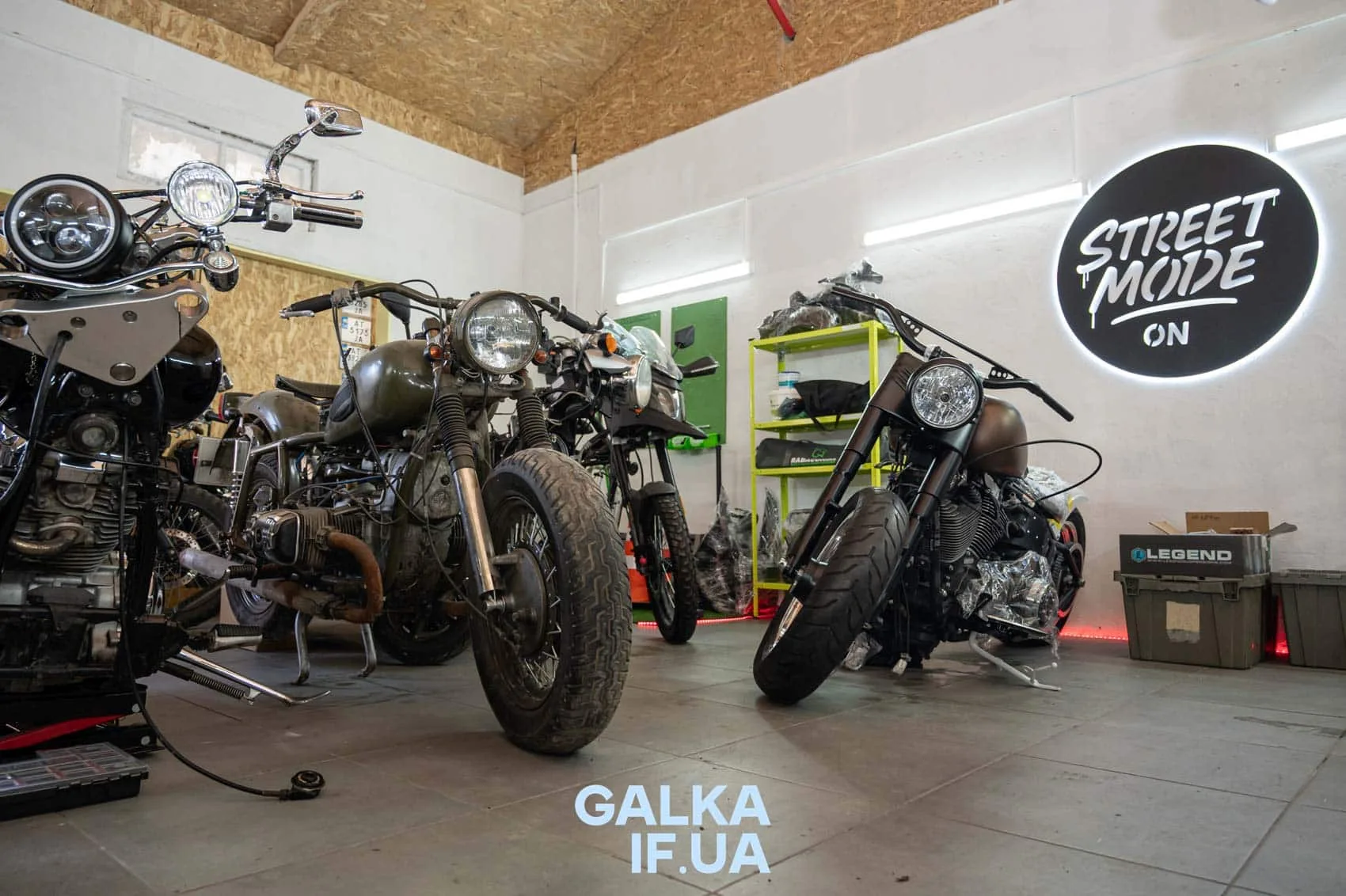 Мотоцикли у гаражі Street Mode