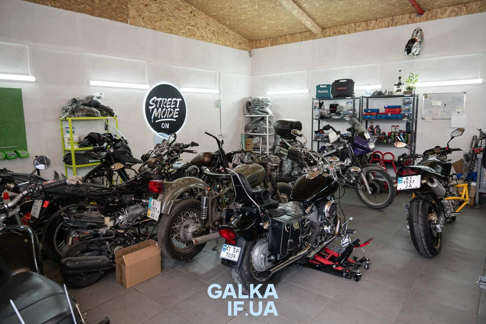 Мотосервіс з кількома мотоциклами у гаражі