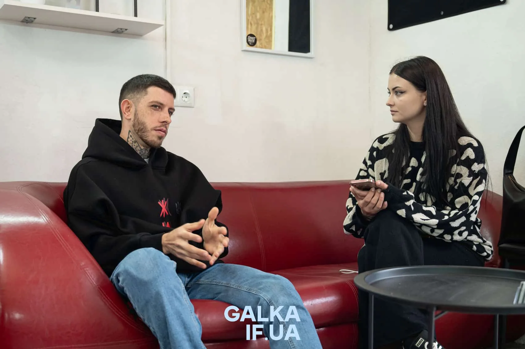 Інтерв'ю двох людей на червоному дивані