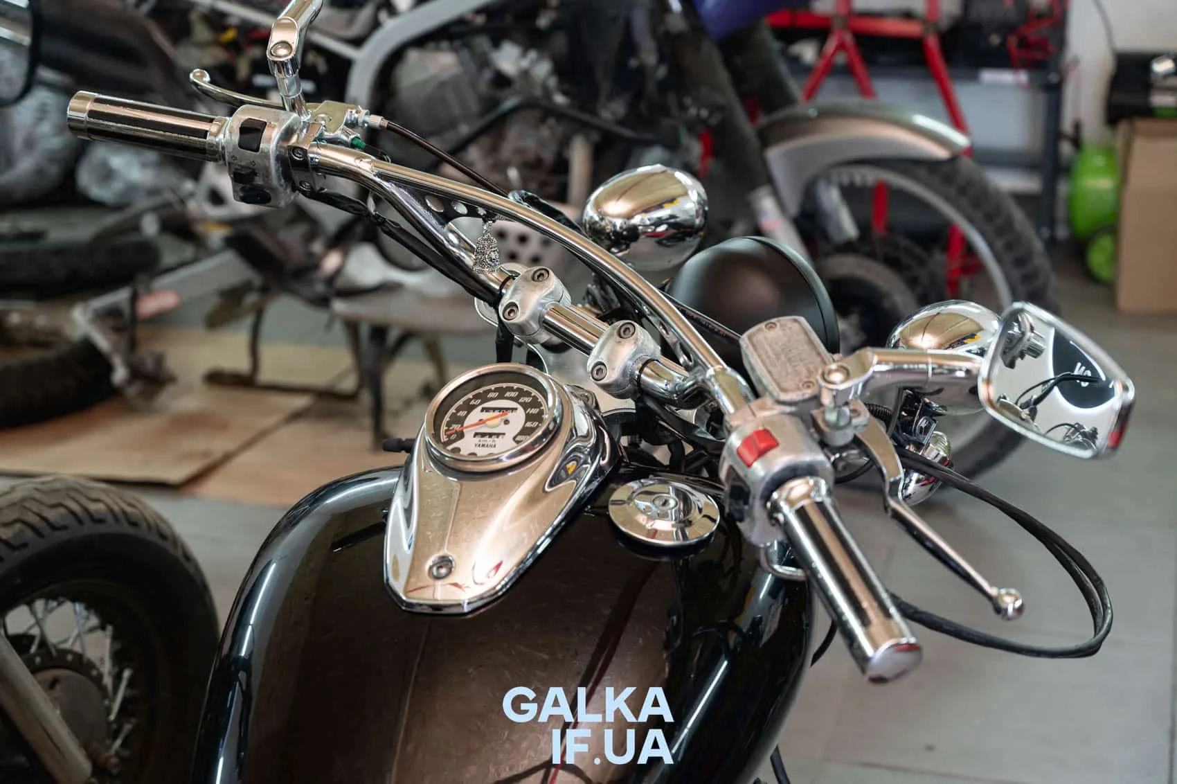 Кермо мотоцикла в майстерні