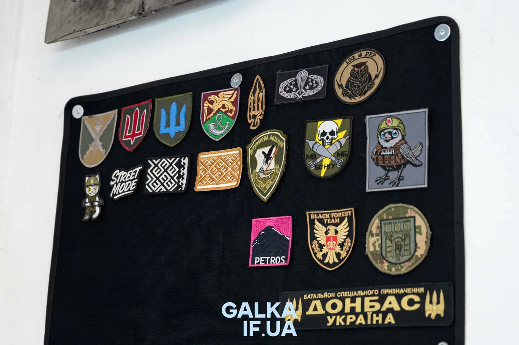 Колекція військових нашивок України на чорному тлі