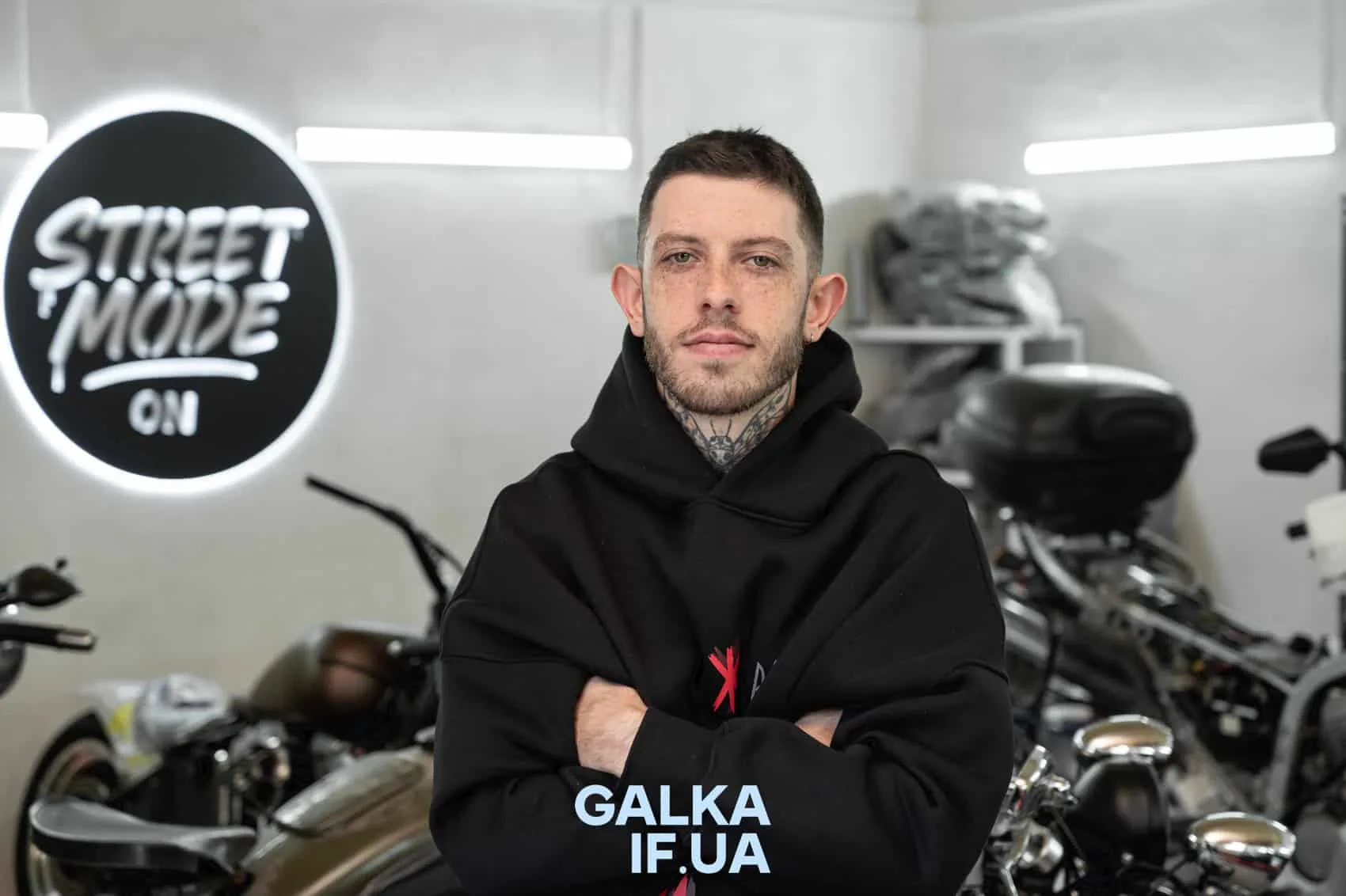 Чоловік у майстерні мотоциклів Street Mode