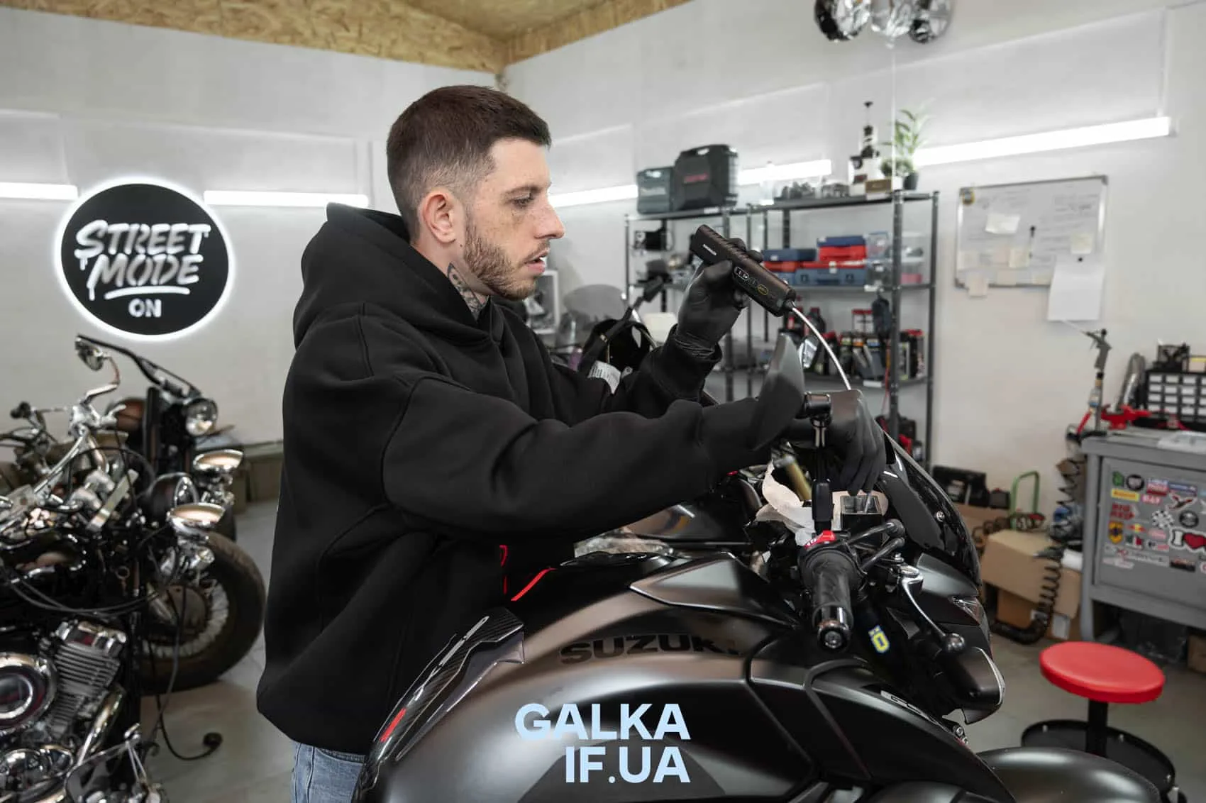 Механік ремонтує мотоцикл Suzuki у гаражі