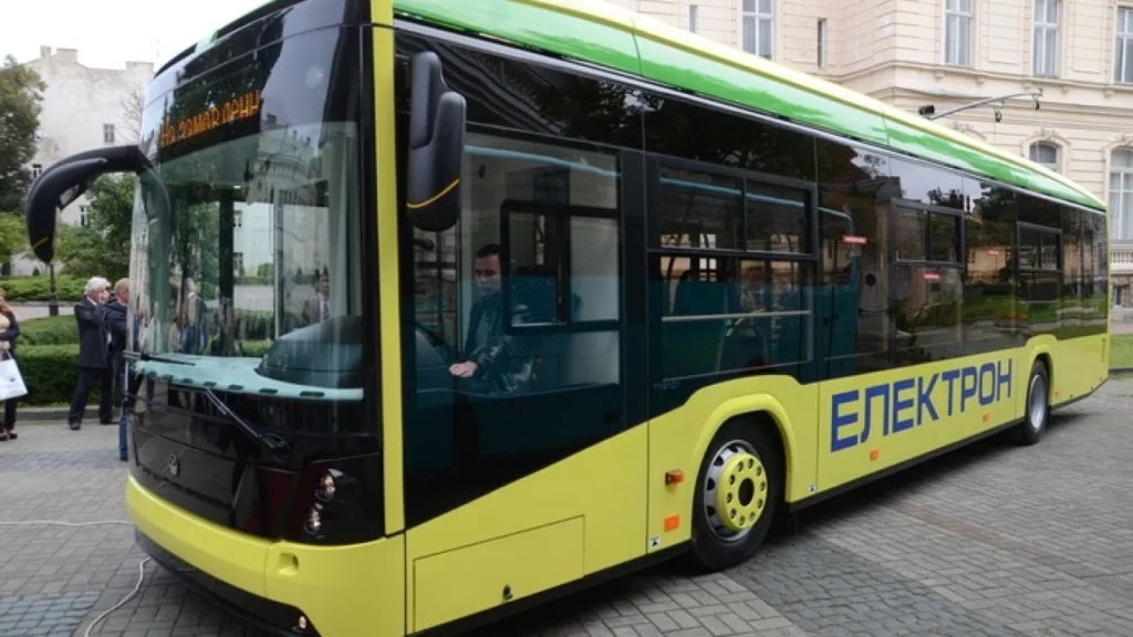 Сучасний електробус Електрон на міській вулиці