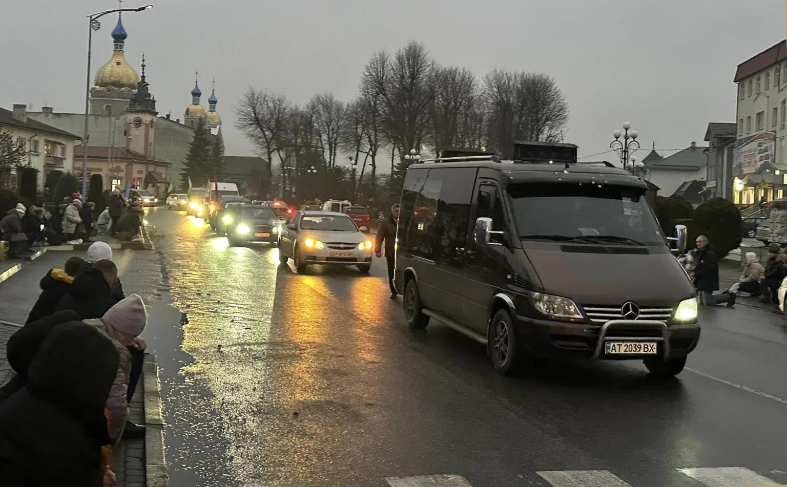 Автомобілі на вулиці біля церкви ввечері