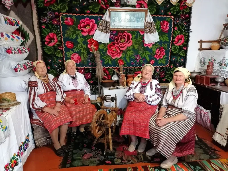 Українські жінки в традиційних вишиванках і хустках