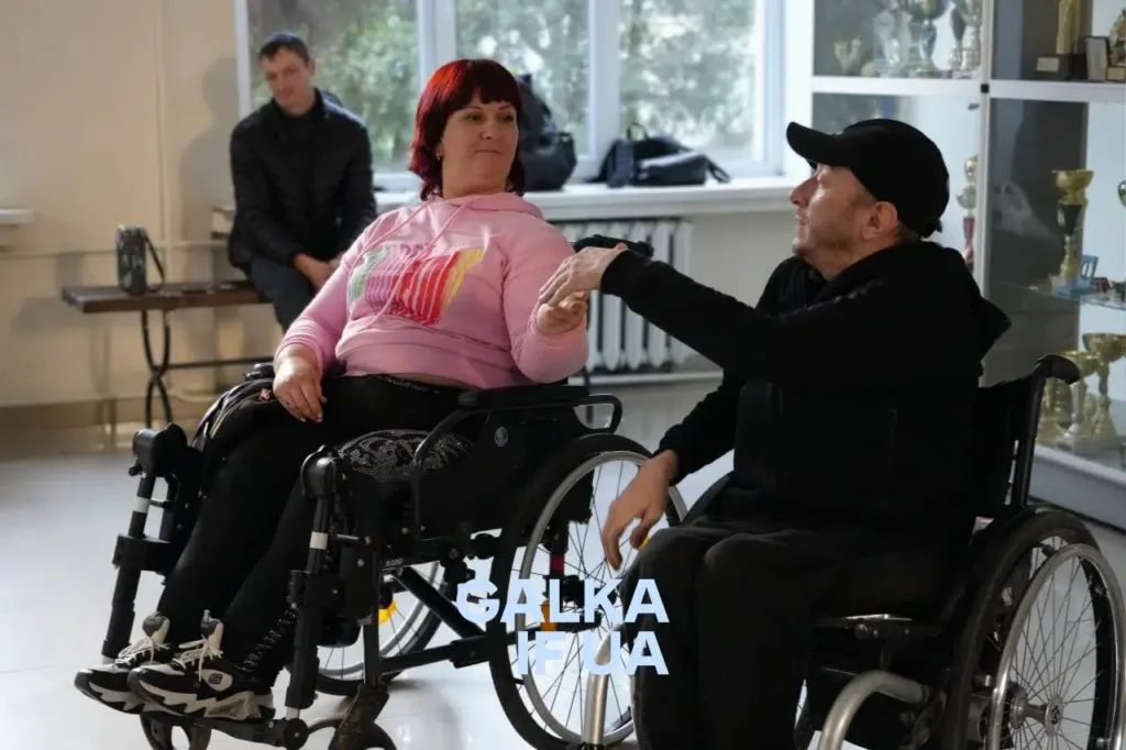 Люди на інвалідних візках тренуються разом у залі