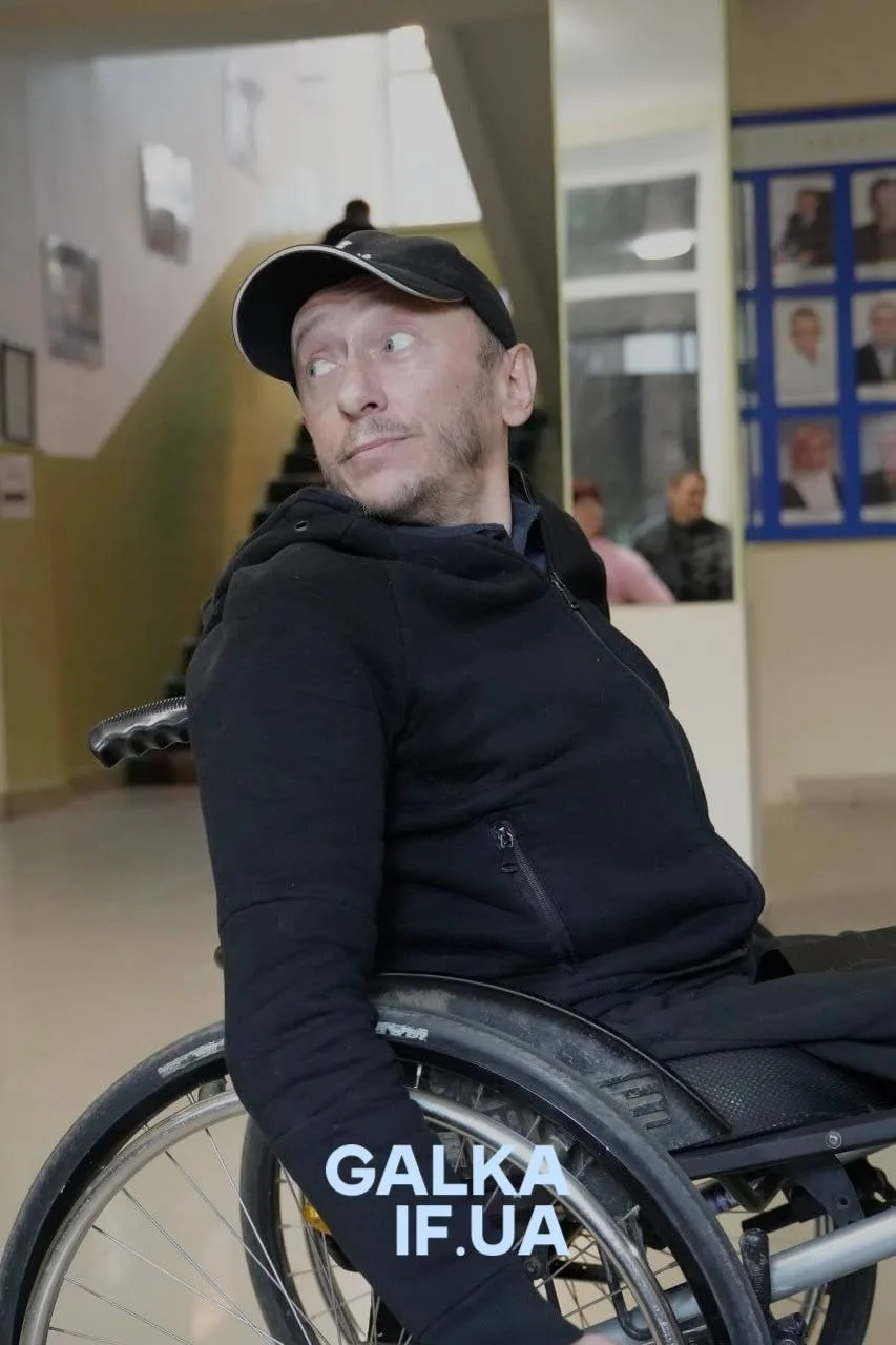 Чоловік у візку в громадському приміщенні