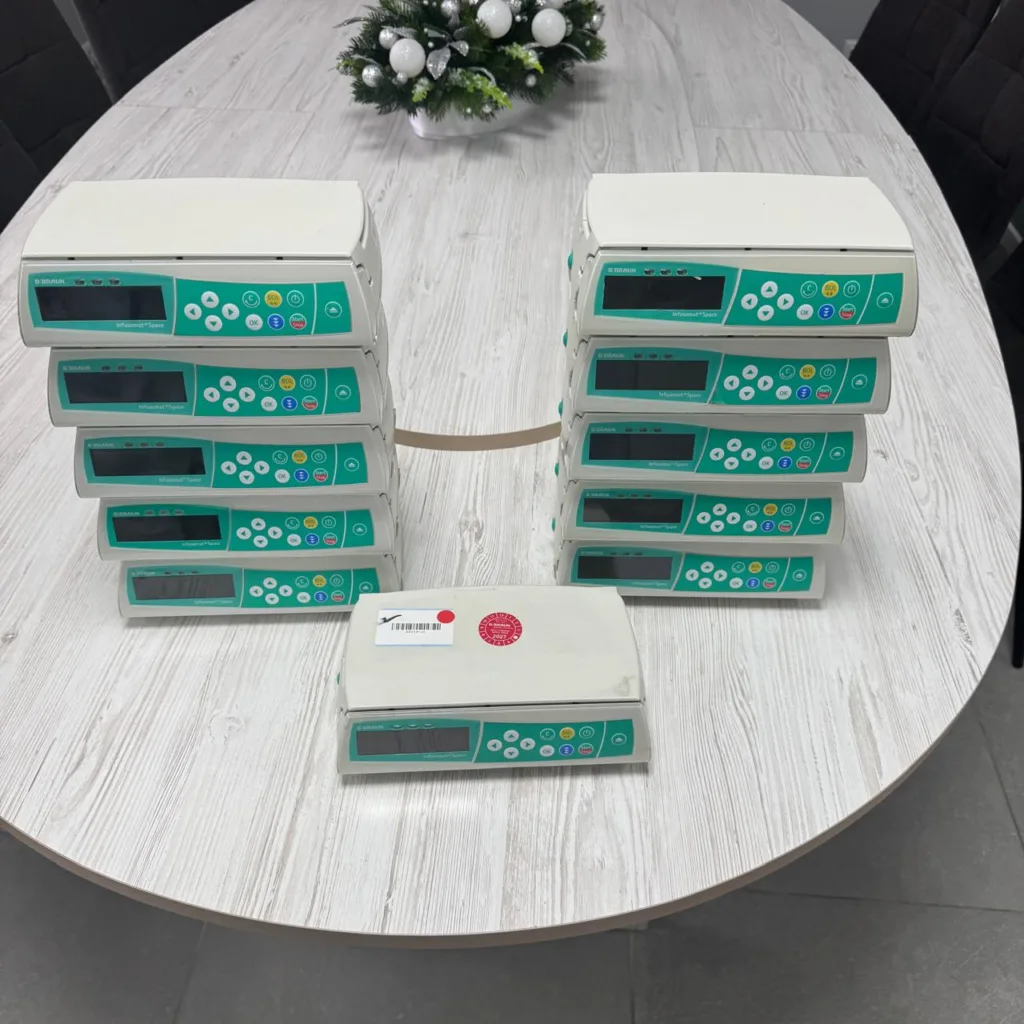 Медичні інфузійні насоси на столі