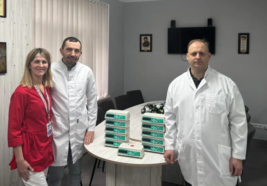 Медики біля столу з медичним обладнанням