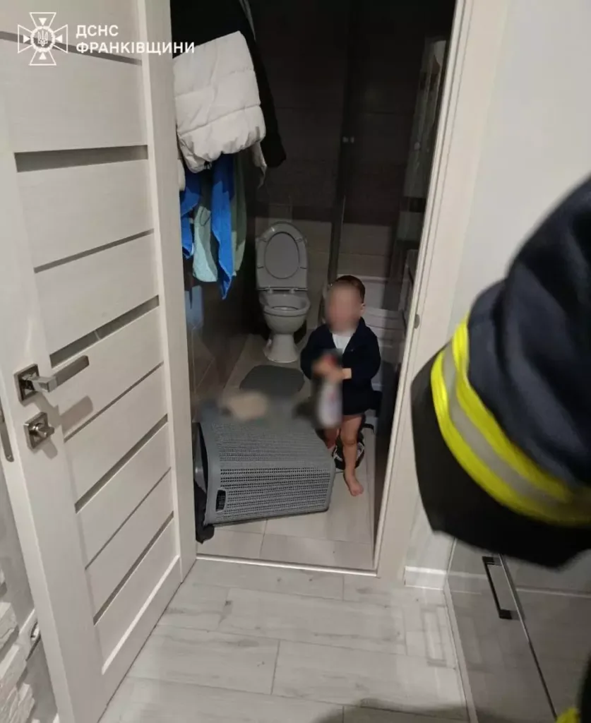 Рятувальник допомагає дитині у ванній кімнаті