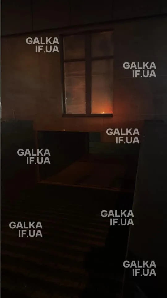 Вогонь видно через вікно будівлі вночі