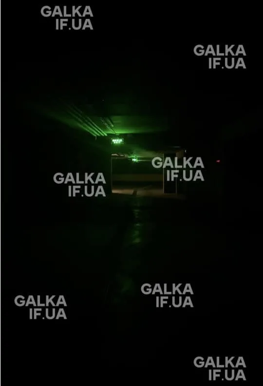 Темний коридор з зеленим аварійним освітленням