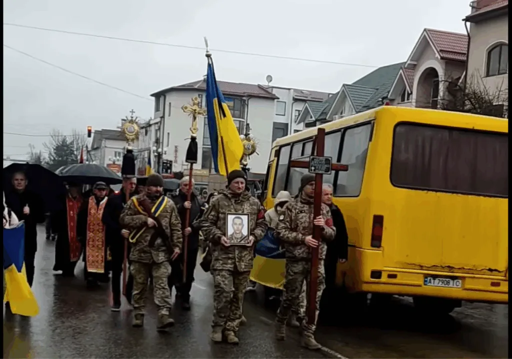 Військовий похорон з українським прапором на вулиці