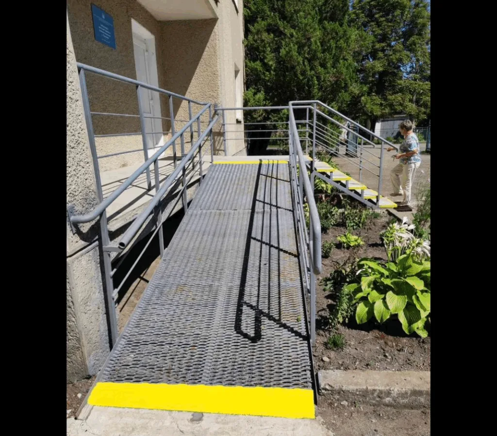 Пандус біля входу до будівлі
