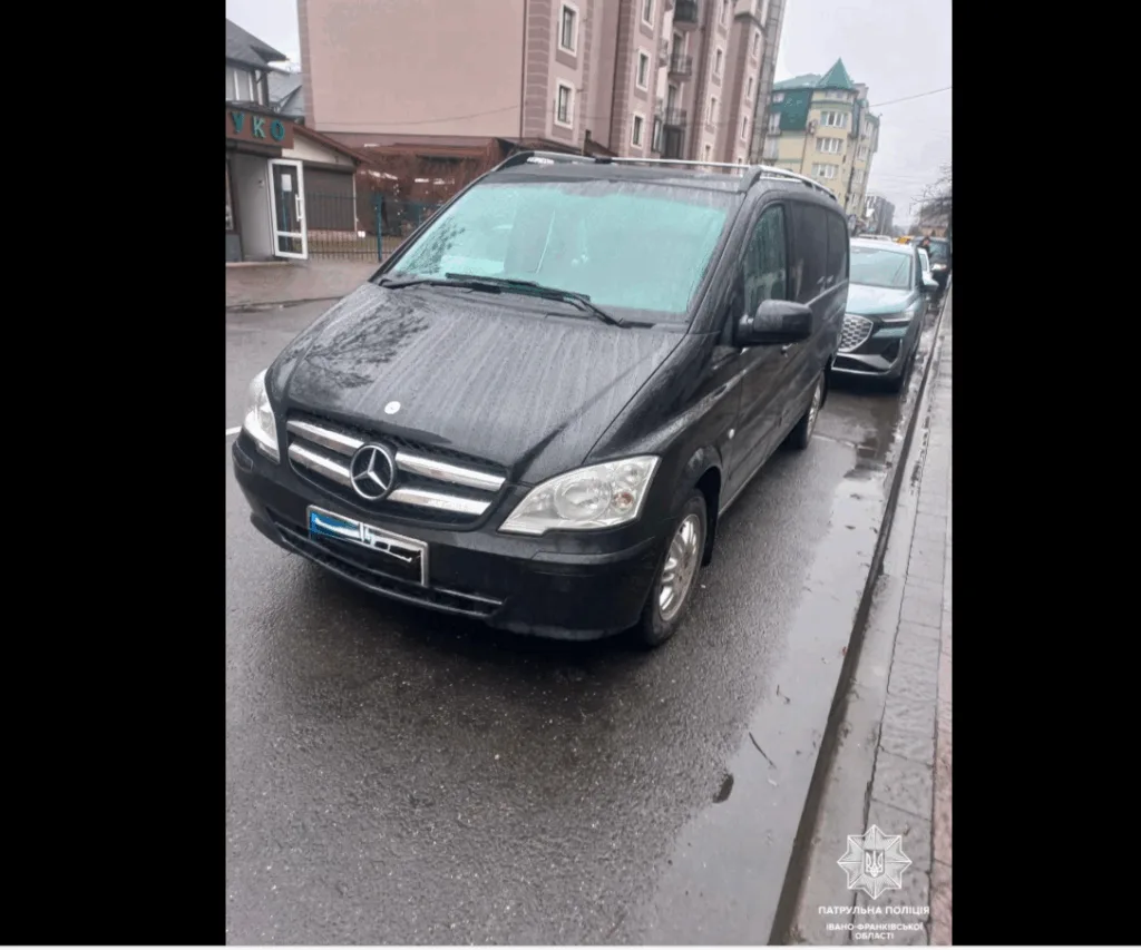 Чорний мікроавтобус Mercedes припаркований на вулиці